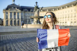 femme tenant un drapeau français