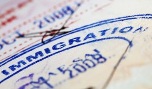 Tampon de l'immigration sur document OQTF